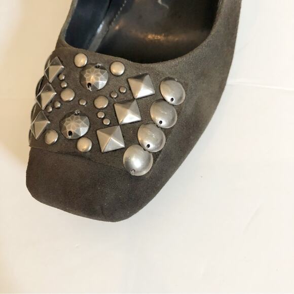 BCBG Grey Suede Pumps Silver Studs High Heels Leather Designer Retro 9.5 NWOT - Picture 3 of 14